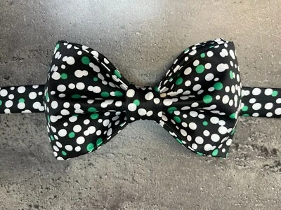 Pajarita hecha a mano para hombre de gran tamaño estilo vintage mariposa negro verde lunares satinado Foto 1 de 4