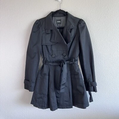 Gabardina ligera con cinturón negra mediana XOXO para mujer Foto 1 de 4