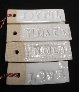 4er Set Keramik mit weißer Glasur Anhänger Ornamente 3,25-4" lang Liebe/Fröhlich/Frieden/Noel - Bild 1 von 9