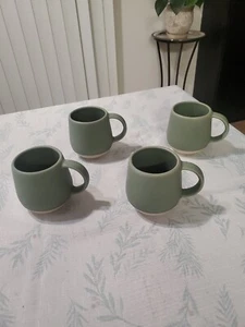 Juego de 4 tazas Anthropologie Hayes verde salvia acabado mate gres usadas en excelente estado - Imagen 1 de 9