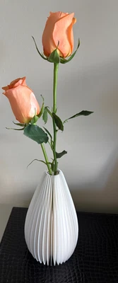 Jarrón Paper Bud blanco plegable 7,5" T x 5" W usado Foto 1 de 4