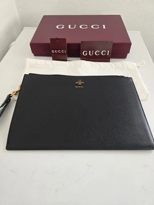 Cartera Gucci Animalier de cuero negra con detalle de abeja de metal dorado. Foto 1 de 4