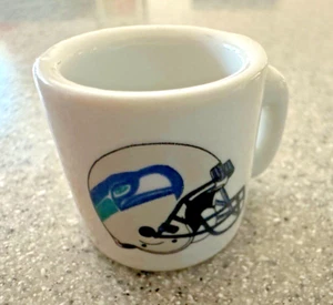 Tazza calcio in miniatura, altezza 1 1/8", nome SEATTLE SEAHAWKS dall'altra parte - Foto 1 di 1