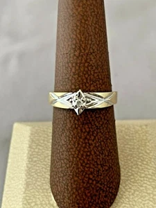 10K YELLOW GOLD SOLITAIRE DIAMOND RING - Picture 1 of 4