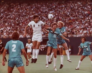 Giorgio Chinaglia Bogicevic Hunt NY Cosmos Original 1970's Vintage 8x10 Photo - Picture 1 of 2