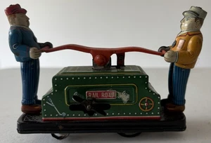 Vintage anni '50 Kyodo Press Co. Tin Wind Up "Tom & Dick" ferrovia auto a mano giocattolo Giappone - Foto 1 di 4