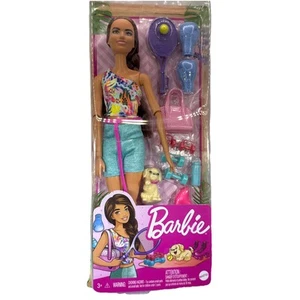 Barbie Vestito Allenamento Benessere Pattini a rotelle e Tennis con Bambola Cucciolo - HKT91 - Foto 1 di 8