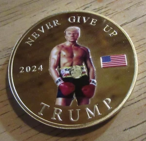 MAGA 2024 Rocky Donald J. Trump moneta placcata oro 24kt mai arrendersi Fight Art - Foto 1 di 10