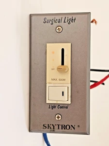 CONTROL DE LUZ QUIRÚRGICA SKYTRON MAX 500W CON ATENUADOR NACIONAL WCZ1557 - Imagen 1 de 5