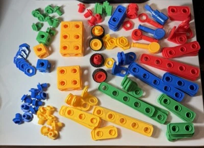 Lote vintage de piezas de construcción con tornillos y pernos. Ver fotos Foto 1 de 4