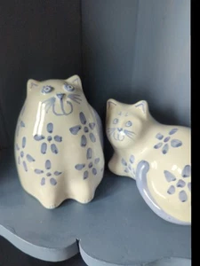 Burnham Studio Keramik blau und weiß handbemalte Katzenfiguren x 2 - Bild 1 von 6