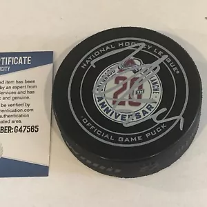 NATHAN MacKINNON signiert AVALANCHE 20th Anniv. Offizielles Spiel Puck mit Beckett Echtheitszertifikat - Bild 1 von 2