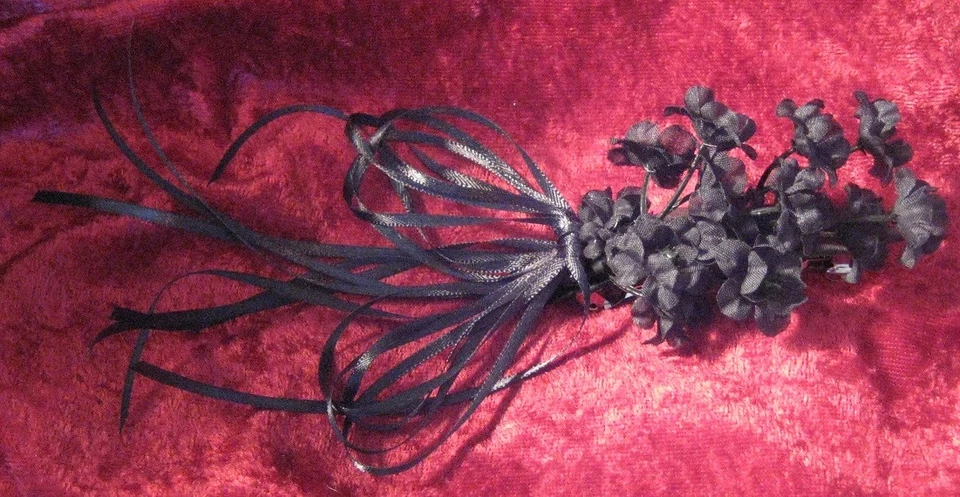 Pinza para el pelo pequeña de flores negras gótica artesanal y pasador de cinta Foto 1 de 1
