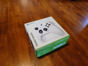 Microsoft Xbox Wireless Game Controller - Robot White (Lightly Used) - Picture 1 of 6