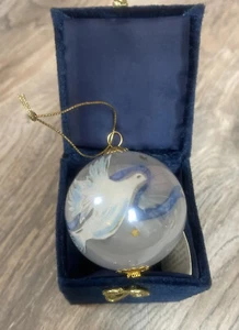 LI BIEN ( CHINESE) 2004 HAND PAINTED GLASS DOVE ORNAMENT KEEPSAKE TREASURE BOX - Picture 1 of 10