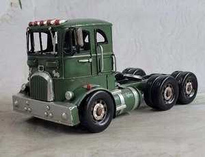 Camión de hojalata de metal Jayland ~ Chevy Chevrolet modelo camión grande ~ arte de decoración verde - Imagen 1 de 6