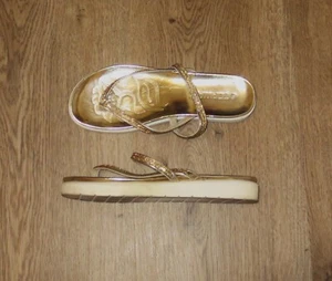 Topway Zehentrenner Sandalen Gr. 39 gold/beige mit Strasssteinen Sommer metallic - Bild 1 von 6