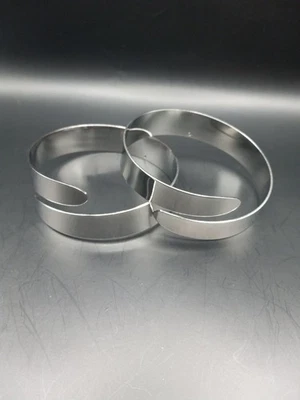Par de pulseras ajustables de metal en tono plata para brazalete superior Foto 1 de 4