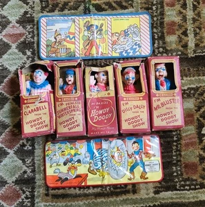 Vintage Lot 5 Howdy Doody Spielzeug Figuren mit OVP & 2 Geldbörsen Western - Bild 1 von 24