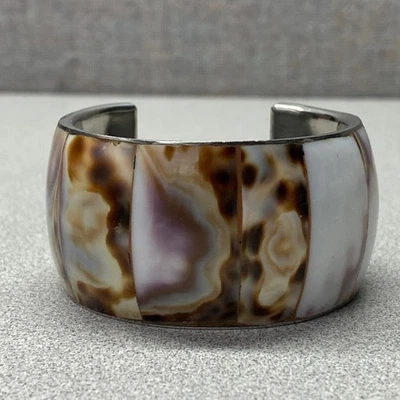 Statement Mother of Pearl Tiger Cowrie 贝壳镶嵌银色袖口手链 — 第 1/4 张图片