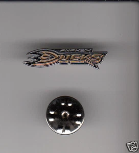ANAHEIM DUCKS NHL Equipo de Hockey Logotipo SOMBRERO DE METAL PIN SOLAPA Nuevo Sellado Como Nuevo Mighty - Imagen 1 de 2