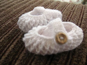 CUTE PAIR HAND KNITTED BABY SHOES in WHITE - NEW BORN (2) - Picture 1 of 1