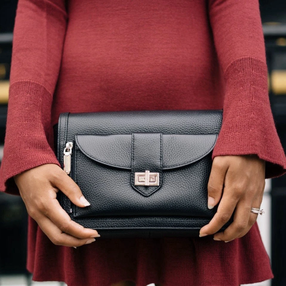 Bolso sin asas Henri BENDEL Rivington bandolera con solapa mensajero de cuero granulado negro Foto 1 de 4