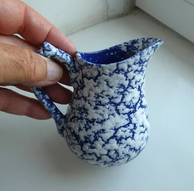 Ancien petit pichet pot à lait Céramique bleu (éponge) signé Rhodo 6. - Photo 1/4