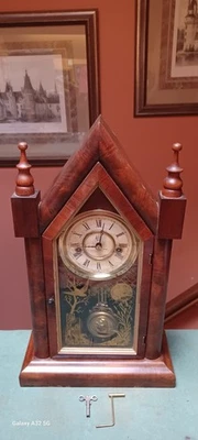 Antiguo reloj Waterbury Clock Co. Steeple Mantel con vidrio pintado al revés siglo XIX Foto 1 de 4