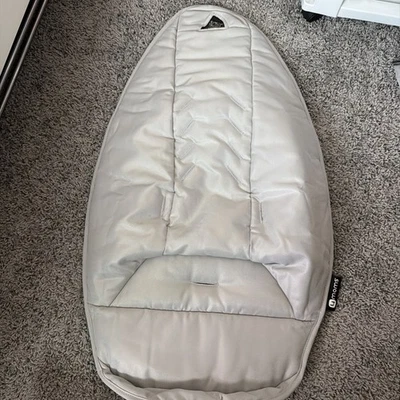 Almohadilla de cubierta de asiento de tela 4Moms Mamaroo con arnés modelo 1046 Foto 1 de 3