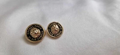 ONE RARE CHANEL LION HEAD BUTTON 18MM 16MM - Image 1 of 4
