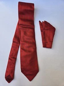 Corbata Brioni Made in Italy 100% Seda Roja con Bolsillo Cuadrado - Imagen 1 de 7