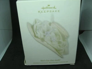 Cappello Hallmark Keepsake Decorazione Natalizia She's Got Hat-itude Tessuto 2011 NUOVO - Foto 1 di 7