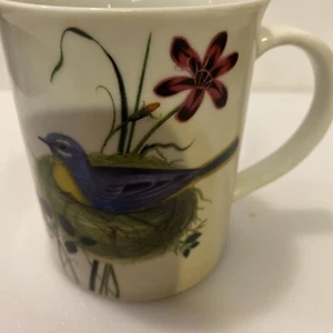 Taza de porcelana fina Fringe Studio pájaro azul y amarillo en nido con flores - Imagen 1 de 1