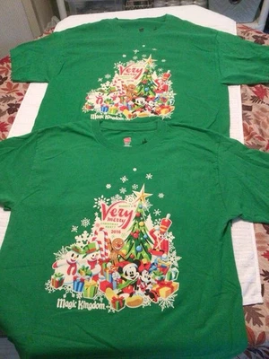 Conjunto de camisetas Magic Kingdom Very Merry Christmas Party tamanho grande e médio - Imagem 1 de 4