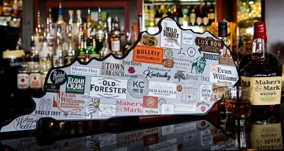 Letrero de bourbon de Kentucky con destilerías Foto 1 de 4