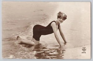 Cartolina antica dama in costume da bagno Risque RPPC Alfred Noyer non spedita - Foto 1 di 2