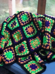 Handgefertigte gehäkelte Halloween Farbthema Halloween Afghan Decke 50" x 65" - Bild 1 von 4