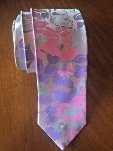 Corbata para hombre R. Lewis púrpura y multicolor con patrón geométrico floral. - Imagen 1 de 3