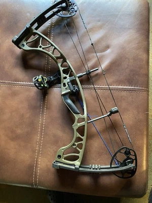 Arco de caça composto de arco e flecha Hoyt Torrex 60-70# 26-30" destro verde deserto - Imagem 1 de 4