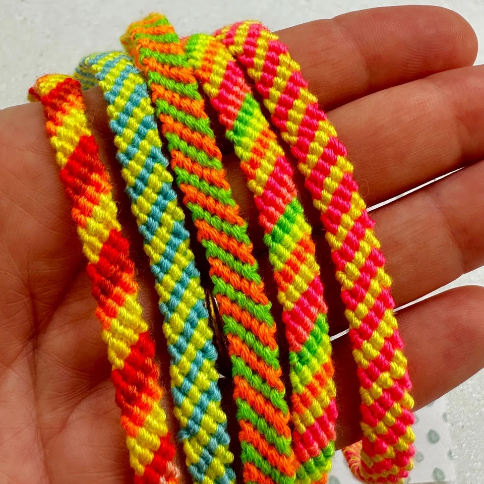 Bracciali dell'amicizia realizzati a mano tecnica macramè fluo - personalizzato - Immagine 1 di 4