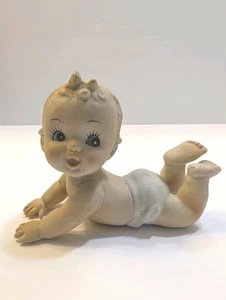 Statuina bambino vintage occhi blu porcellana strisciante pianoforte biscotto stile kewpie - Foto 1 di 9
