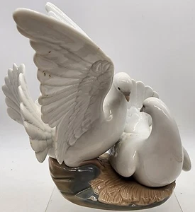 Statuina nido d'amore in porcellana Lladro 6291 con 2 uccellini colomba - Foto 1 di 7