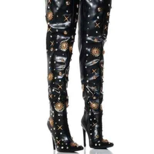 AZALEA WANG "MODEST MEDALLIONS " Gr: 9 GOLD VERZIERUNG STIEFEL IN SCHWARZ (NEU) - Bild 1 von 6