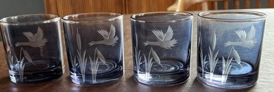 Vasos de whisky antiguos grabados con escena de pájaro teñido azul (4)  Foto 1 de 4