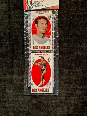 Paquete de bastidor de baloncesto de Navidad 1969 Topps Jerry West Johnny Egan radiocontrol Henry Finkel Foto 1 de 2