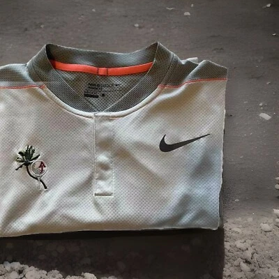Camisa de golf Nike color plata y gris talla grande logotipo de Andruw Jones Foto 1 de 4