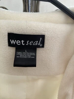 Abrigo Wet Seal *Crema* (L) Juniors Foto 1 de 3
