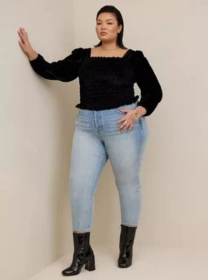 Top corto TORRID de terciopelo negro con calado - 00 o M/L Foto 1 de 4