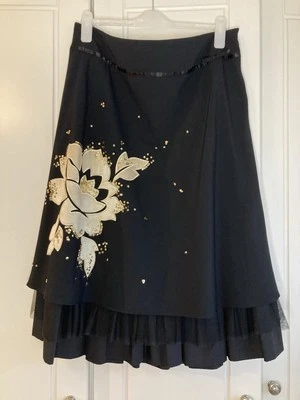 Falda midi August Silk Ocasión apliques negros Reino Unido 18 Foto 1 de 4